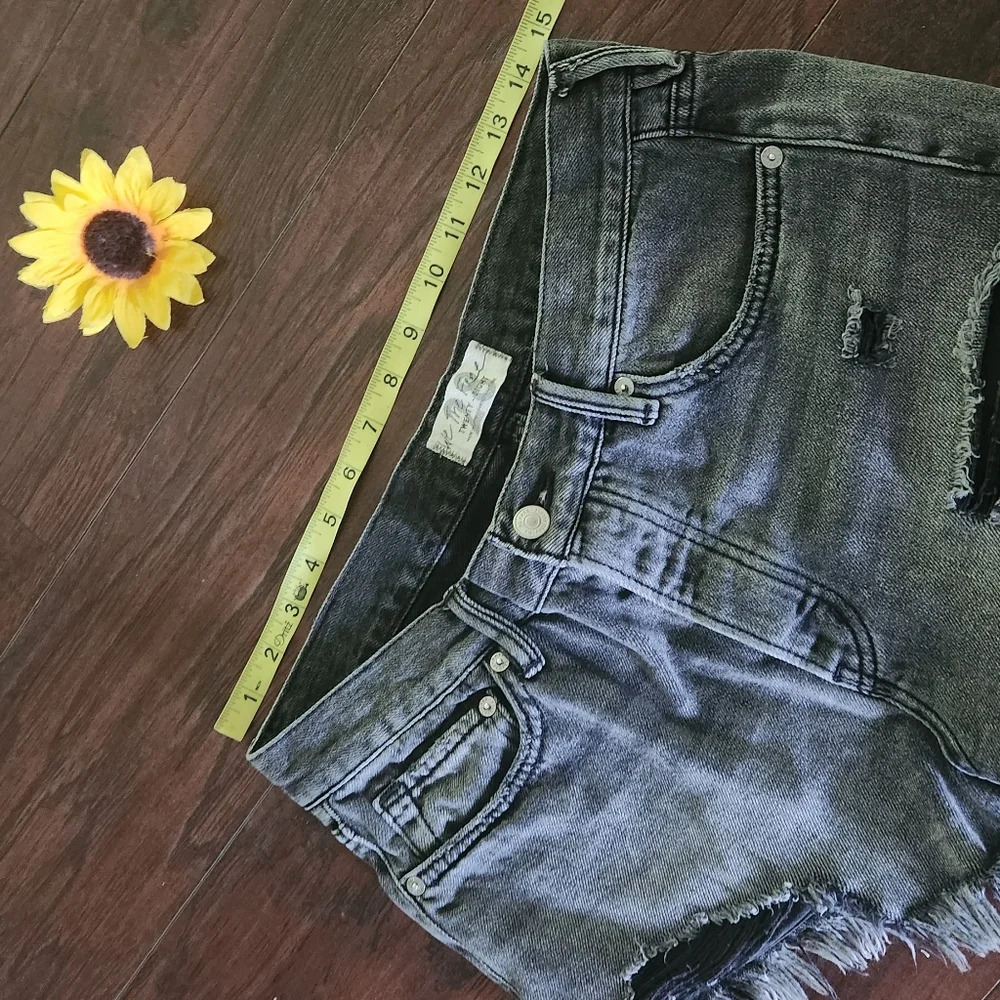 FREE PEOPLE BLACK JEANS SHORTS ✨️⭐️